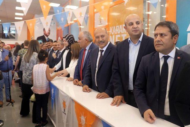 Bakan Gül Partililer Ve Vatandaşlarla Bayramlaştı