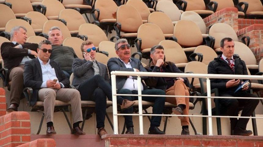 Depreme Uygun Olmayan Tribünlerde Rahatça Maç Seyrettiler