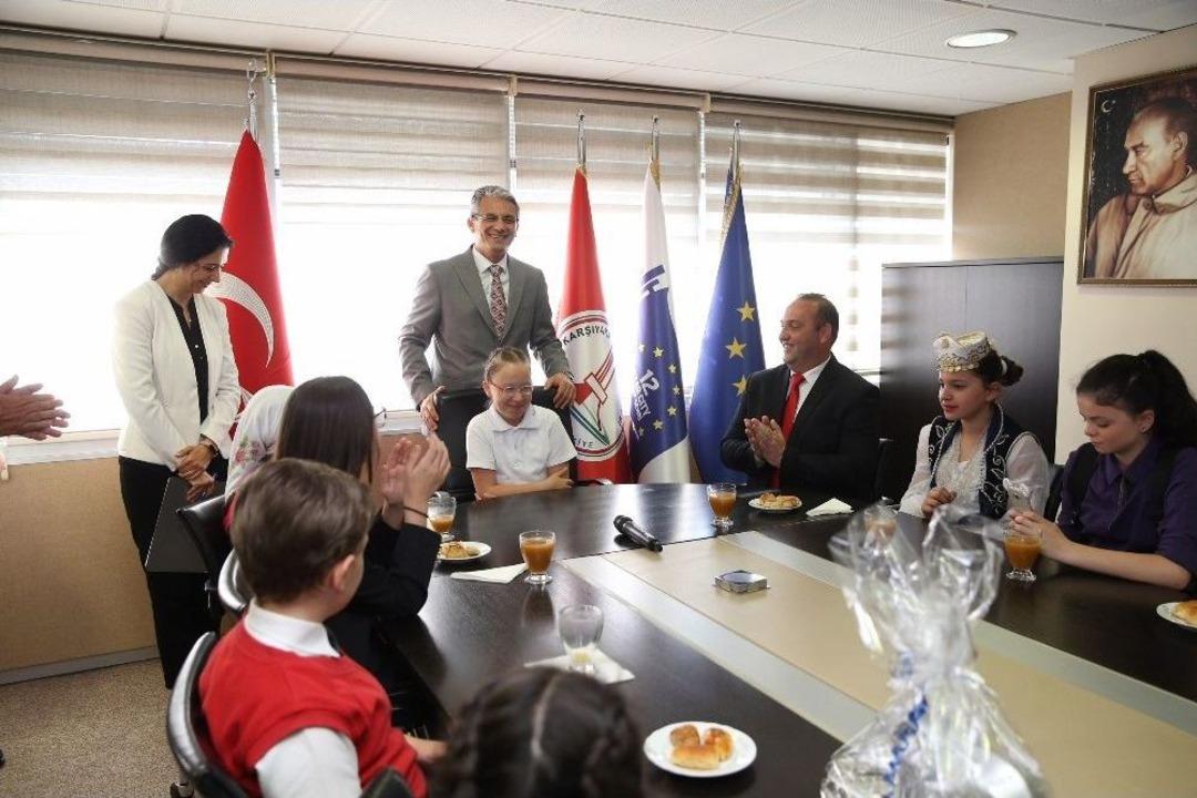 Akpınar Makamını D&uuml;nya &Ccedil;ocuklarıyla Paylaştı