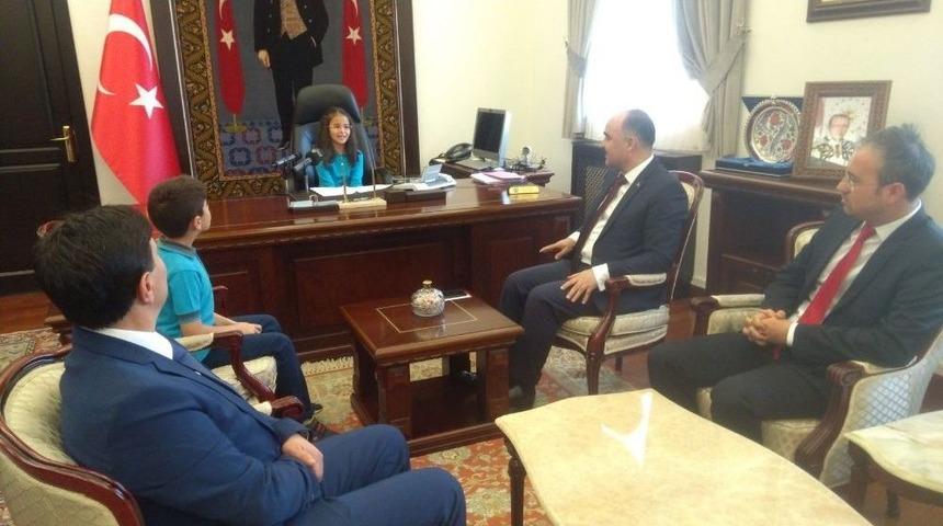 &Ccedil;ocuk Vali Okulu İ&ccedil;in Yapılması Gerekenlerin Talimatlarını Verdi