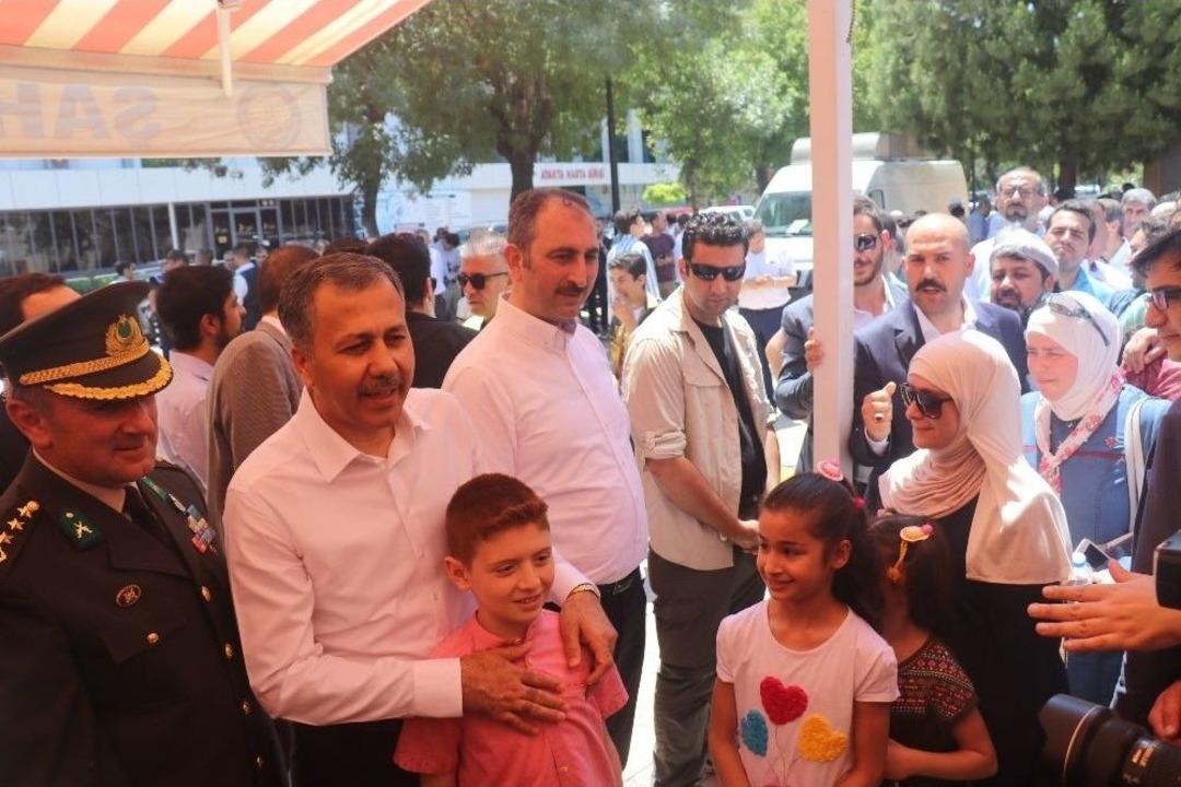 Gaziantep Protokol&uuml; Cuma Namazı Sonrasında Halkla Bayramlaştı