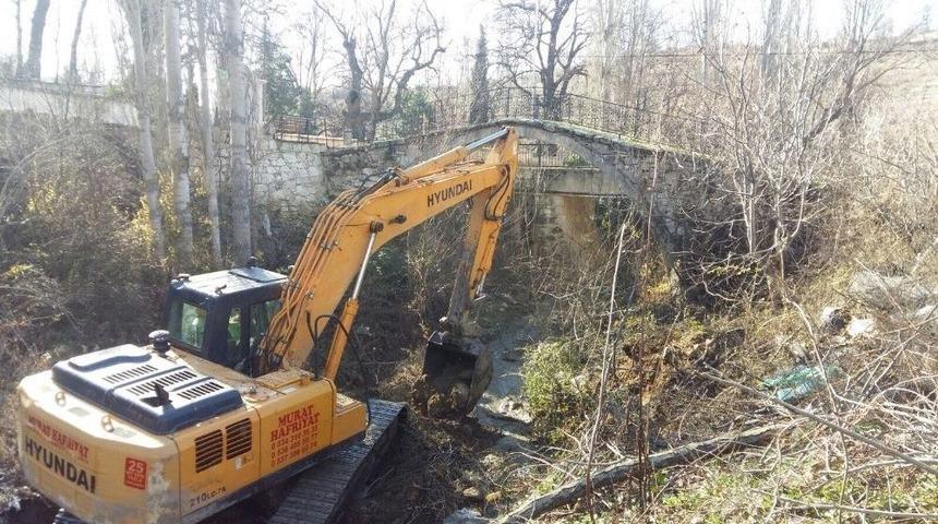 Demirci&rsquo;de 4 Kilometrelik Dere Temizlik &Ccedil;alışması