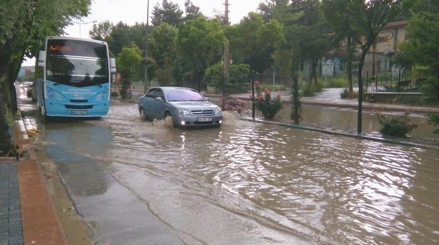 Sağanak Yağış Ve Dolu K&uuml;tahya&rsquo;da Etkili Oldu