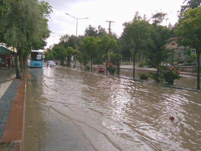 Sağanak Yağış Ve Dolu Kütahya’da Etkili Oldu