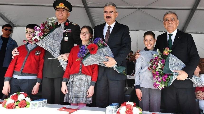 İzmir&rsquo;de 23 Nisan&rsquo;a Coşkulu Kutlama