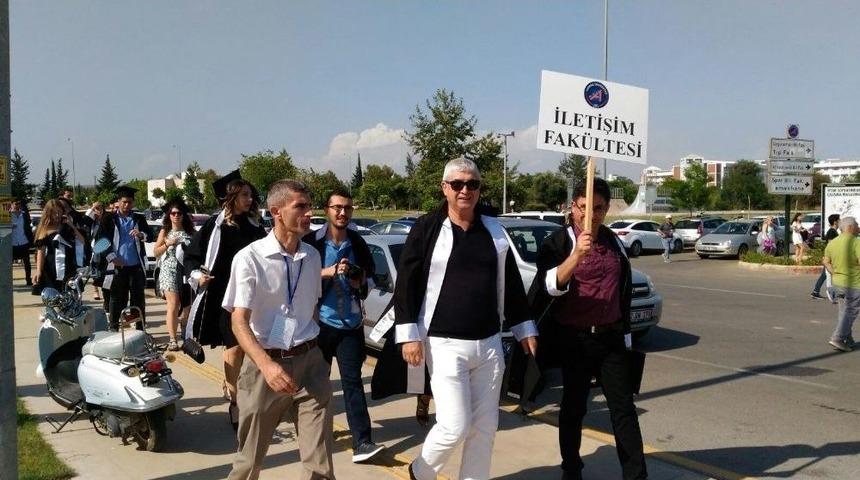 B&ouml;l&uuml;m Birinciliğiyle Mezun Oldu, Hediyeleri G&ouml;r&uuml;nce, &lsquo;onurum Kırıldı&rsquo; Dedi