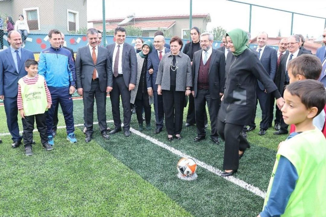 Bakan Kaya &Ccedil;ocuklarla Futbol Oynadı