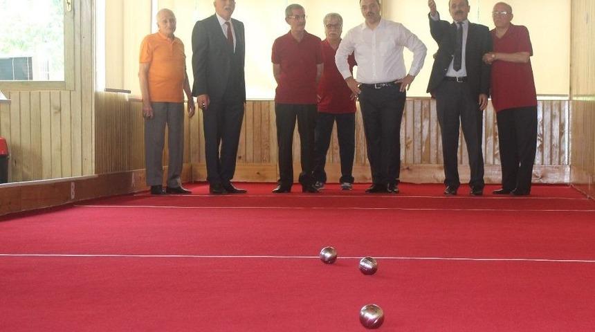 Vali, Bayramlaşmada Huzurevi Sakinleriyle "bocce" Oynadı