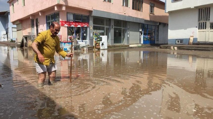D&uuml;kkanına Su Girmesinden Korkan Esnafın Zor Anları
