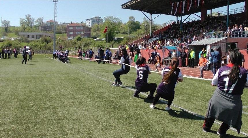 Halat &Ccedil;ekme Yarışında &Ouml;ğrenci Yere Yığıldı