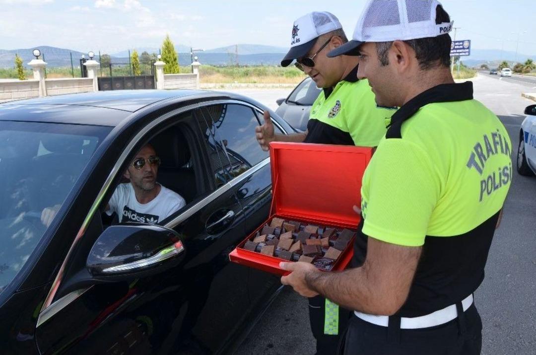 Milas&rsquo;ta Polislerden Bayanlara Karanfil, S&uuml;r&uuml;c&uuml;lere &Ccedil;ikolata