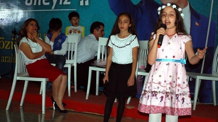 İlkokul &Ouml;ğrencilerinden Şiir Y&uuml;kl&uuml; Gece