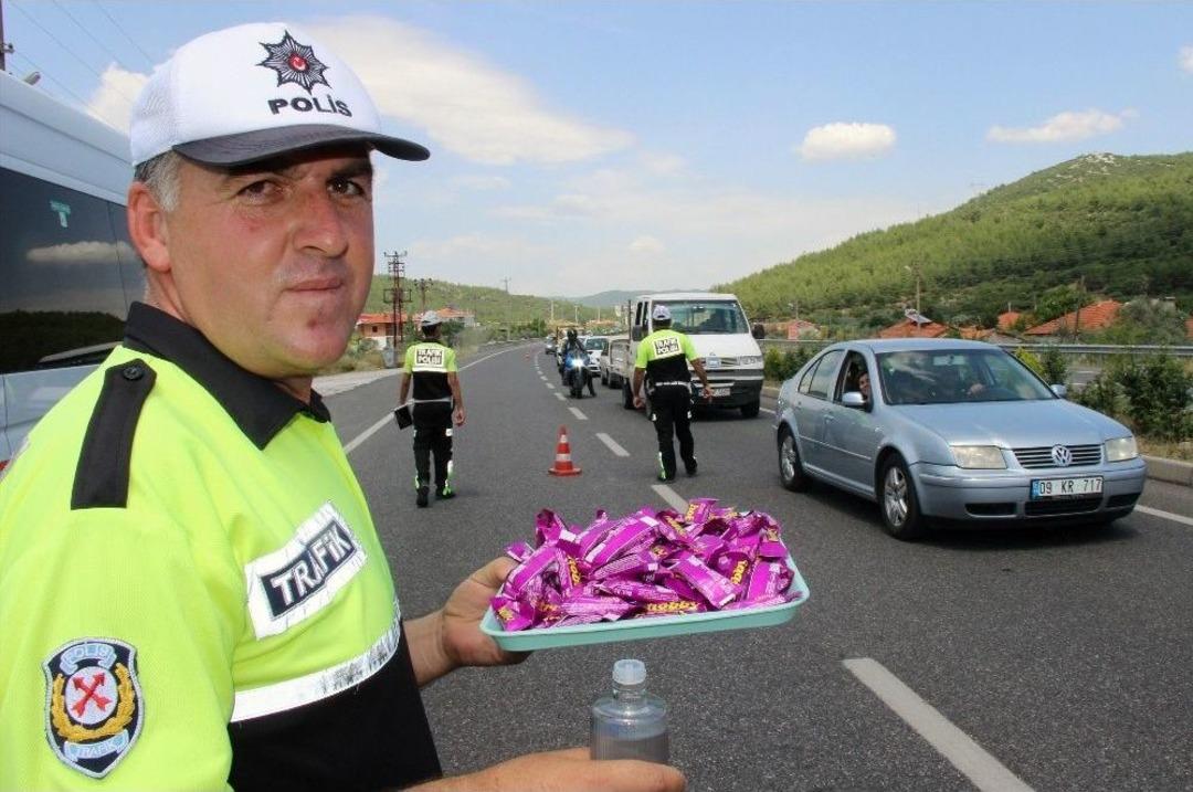 Trafik Ekiplerinden S&uuml;r&uuml;c&uuml;lere Bayram &Ccedil;ikolatası