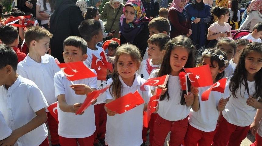 Sa&ccedil;larına Makas Değmeyen Baran 23 Nisanı Kutladı