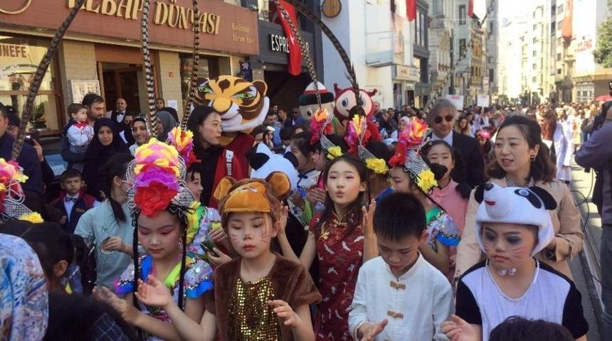 Beyoğlu’nda Minikler 23 Nisan’ı Çinli Yaşıtlarıyla Kutladı