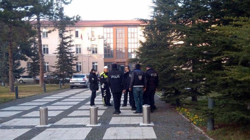 Valilik Bah&ccedil;esinde Pompalı T&uuml;fekli Kişi Alarmı