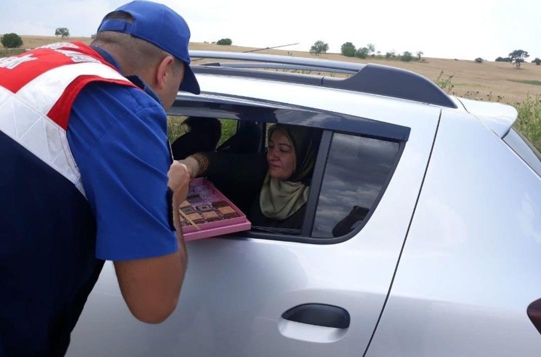 Vatandaşa Ceza Yerine &Ccedil;ikolata Verdiler