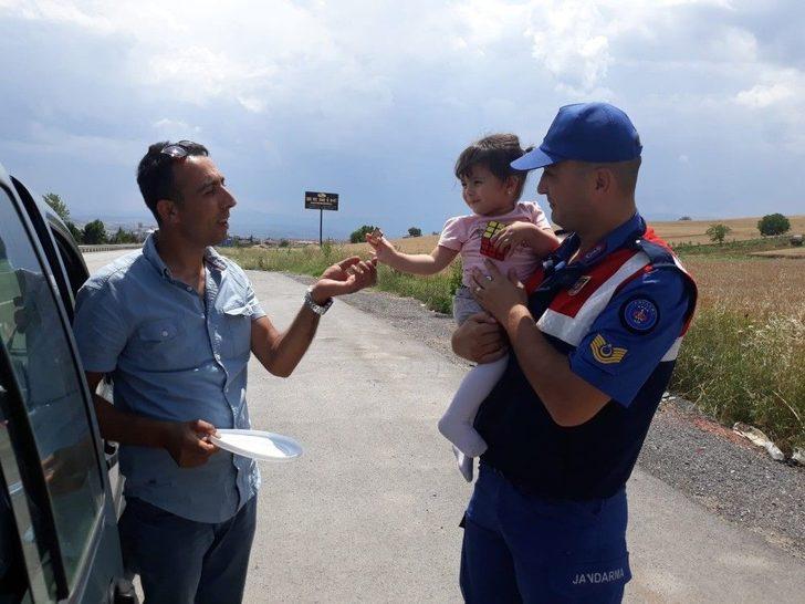 Vatandaşa Ceza Yerine Çikolata Verdiler G1