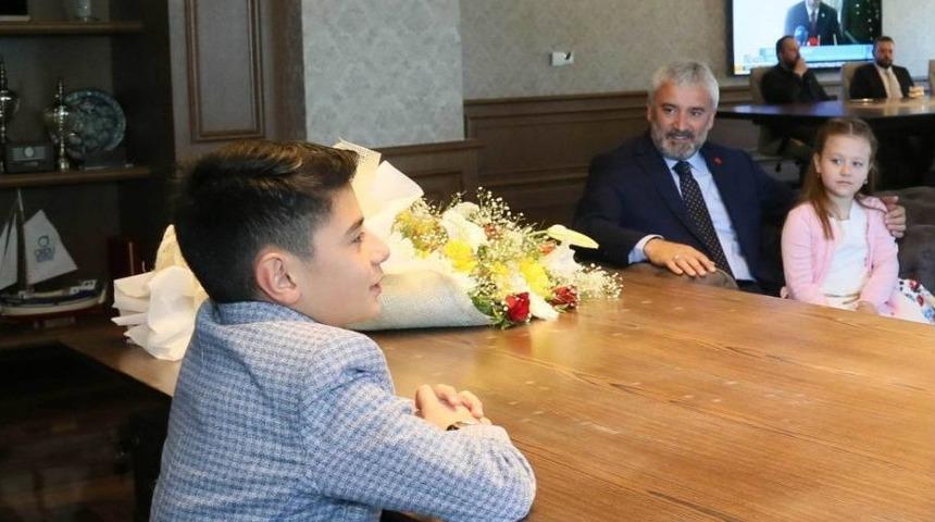 Temsili Başkan Okuluna Halı Saha İstedi