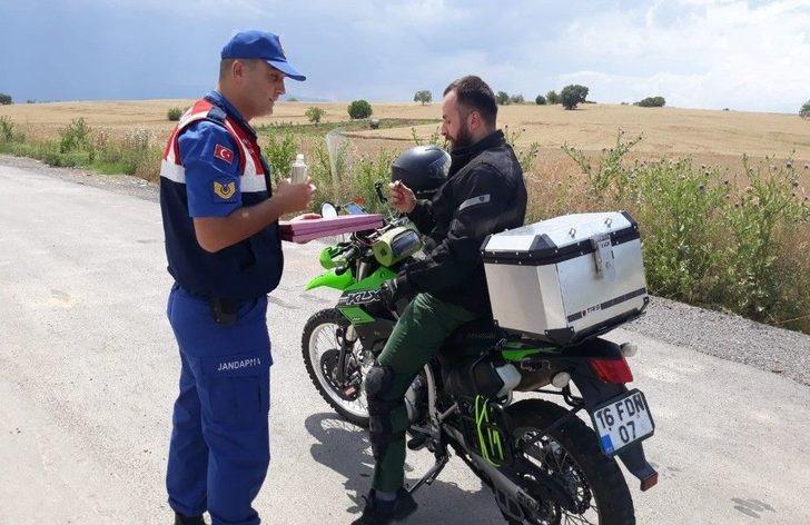 Vatandaşa Ceza Yerine Çikolata Verdiler G3