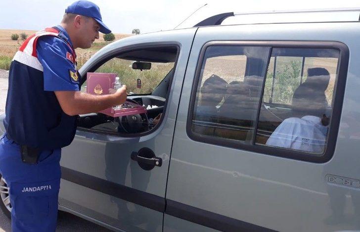 Vatandaşa Ceza Yerine Çikolata Verdiler G4