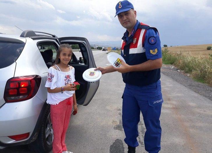 Vatandaşa Ceza Yerine Çikolata Verdiler G5