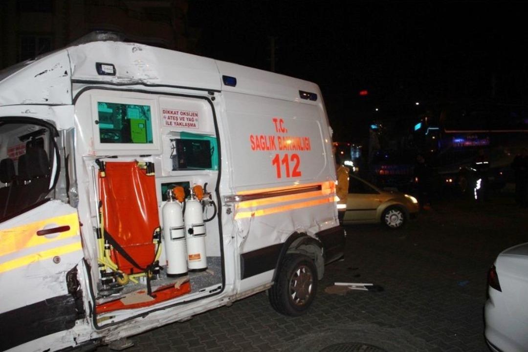 Yolcu Otob&uuml;s&uuml; İle Ambulans &Ccedil;arpıştı: 6 Yaralı