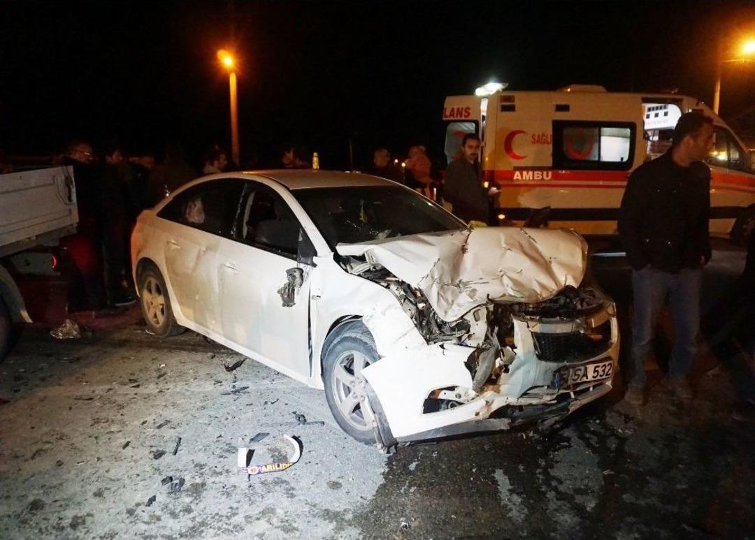 Kamyonet İle Otomobil &Ccedil;arpıştı: 7 Yaralı