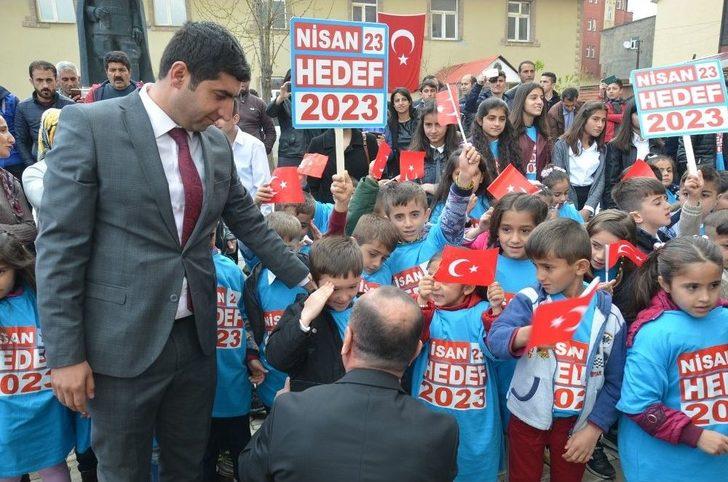 Yüksekova’da Gökyüzü Balonlarla Süslendi G5