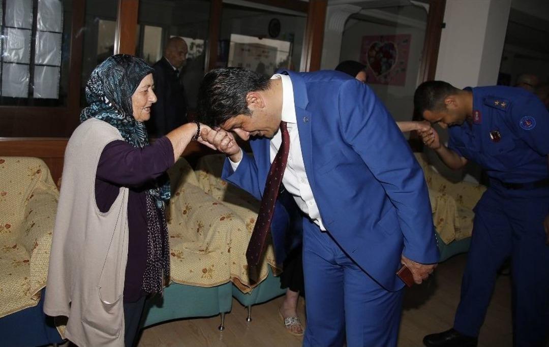 D&ouml;şemealtı Protokol&uuml; Halkla Bayramlaştı