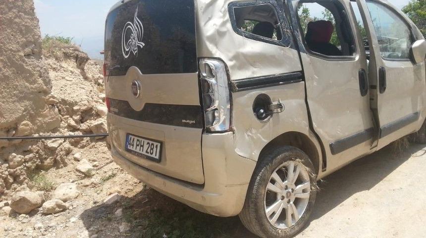 Hafif Ticari Ara&ccedil; Takla Attı: 2 Yaralı