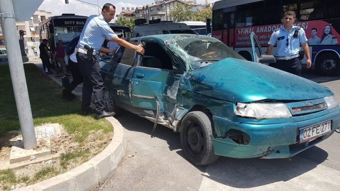 Manavgat&rsquo;ta Trafik Kazası: 1&rsquo;i Kırgız Turist 3 Yaralı