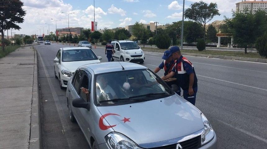 Jandarma S&uuml;r&uuml;c&uuml;lerin Bayramını Kutladı