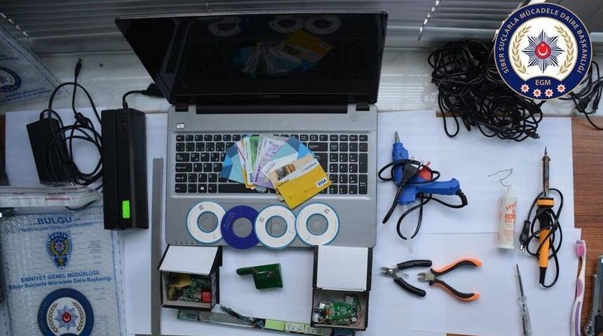 Atm’lere Düzenek Yerleştiren Şüpheliler Suçüstü Yakalandı