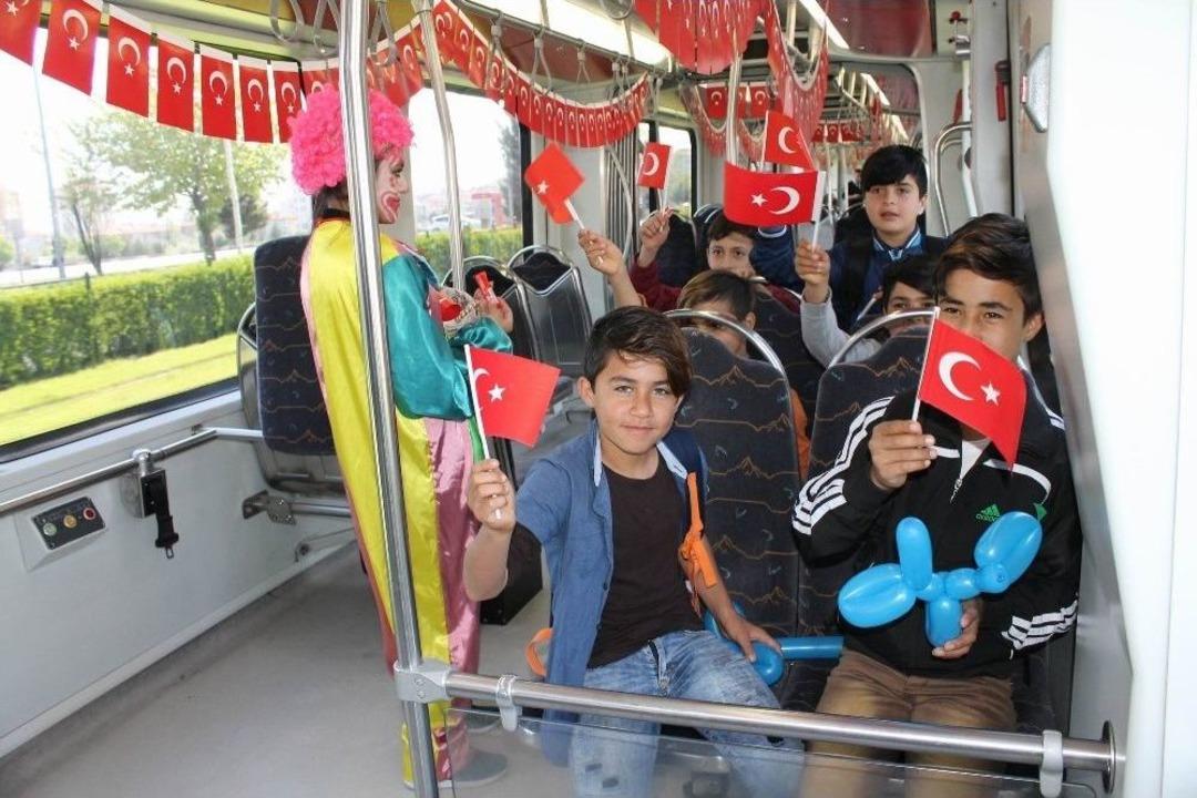 23 Nisan Trenini Minik Vatman Kullandı