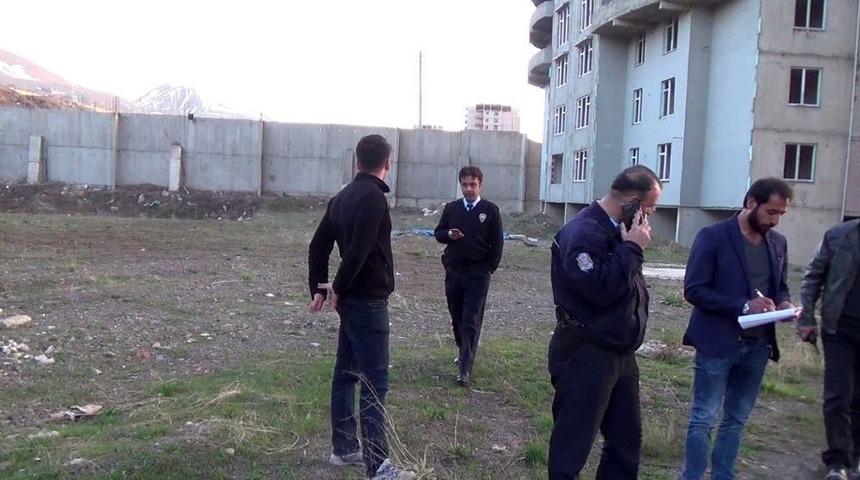 Fotoğraf &Ccedil;ekmek İ&ccedil;in Y&uuml;ksek Binanın Tepesine &Ccedil;ıkan Gen&ccedil;, Polisi Alarma Ge&ccedil;irdi