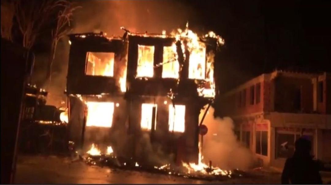 Bursa&rsquo;da 2 Katlı Tarihi Ahşap Bina Alev Alev Yandı