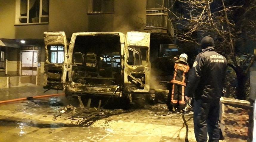 Başkent&rsquo;te Park Halindeki Ara&ccedil;lar Alev Alev Yandı