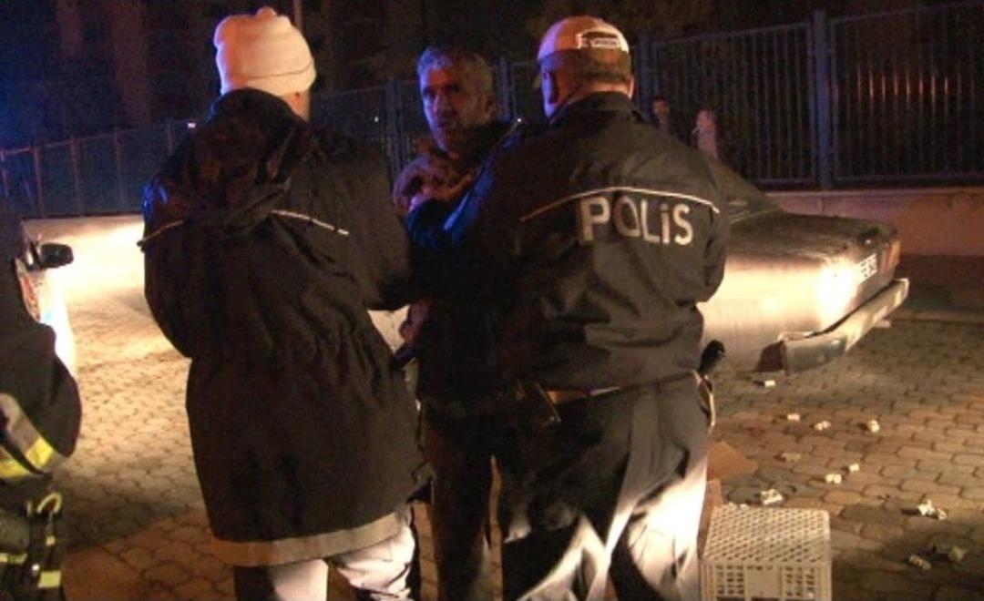 &Ouml;nce Arabasını Yakmak İstedi, Sonra Gazetecilere Saldırdı