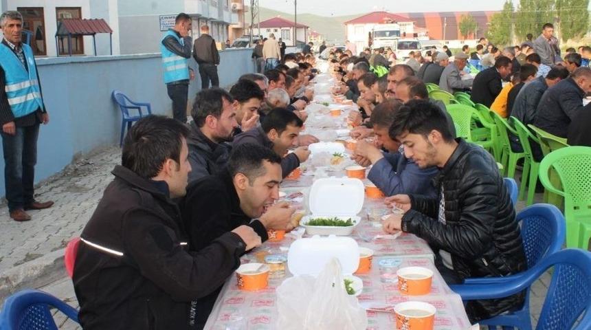 Bayram Namazı Sonrası Vatandaşlara &lsquo;gırar Sıbe&rsquo; İkramı