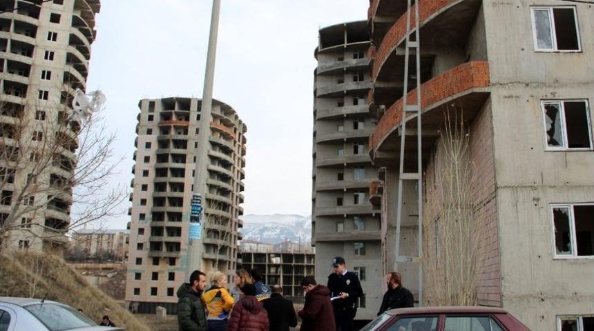 Yarım Kalan Konutlar Tehlike Sa&ccedil;ıyor