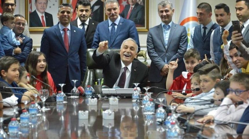 Bakan Fakıbaba &Ccedil;ocukları Kabul Etti