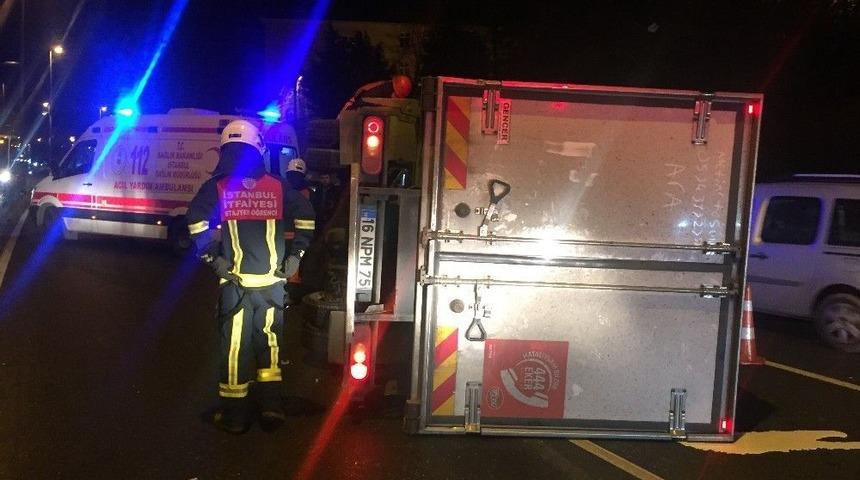 Okmeydanı&rsquo;nda Yoğurt Kamyonu Devrildi; 1 Yaralı