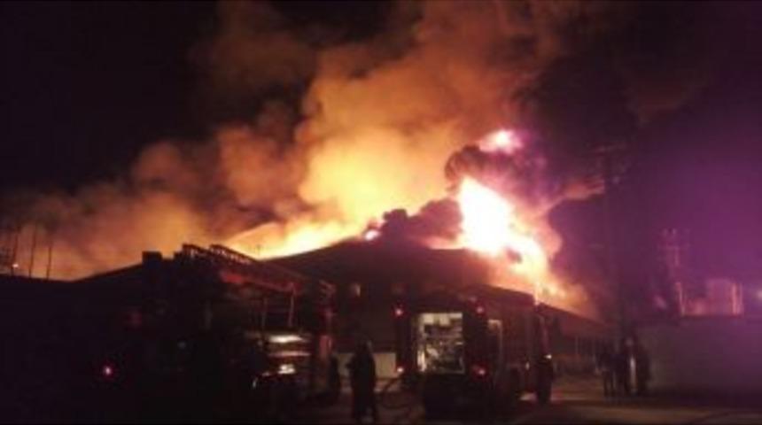 Kocaeli&rsquo;de Ki Fabrika Yangını Devam Ediyor