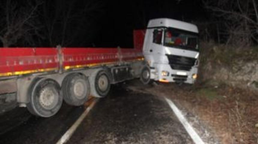 Tır Kazası Karayolu 5 Saat Trafiğe Kapattı