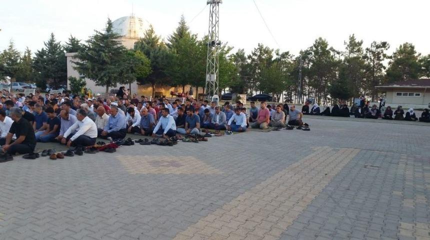 Sahabe T&uuml;rbesinde Aileler Bayram Namazını Birlikte Kıldı