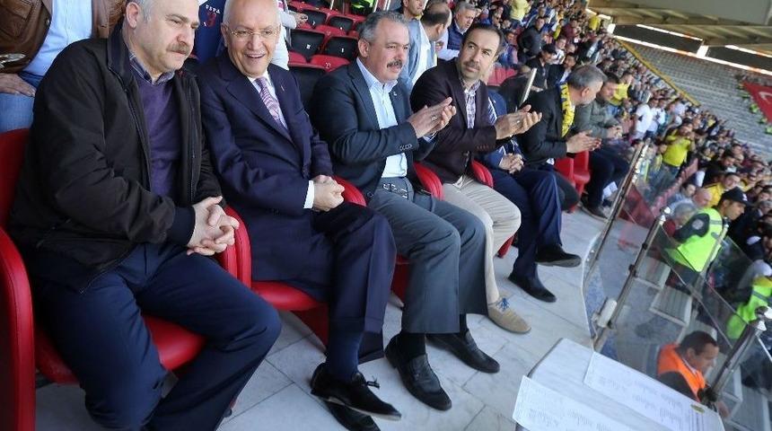 Yenimahalle Belediye Başkanı Yaşar, Ankarag&uuml;c&uuml; Taraftarını Yalnız Bırakmadı