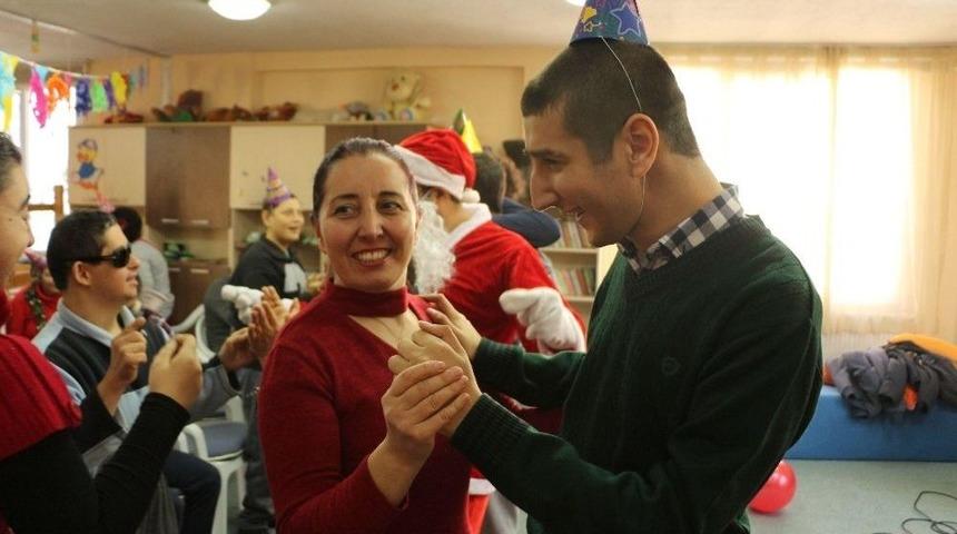 Kuşadası&rsquo;nda Engellilerden Yeni Yıl Kutlaması