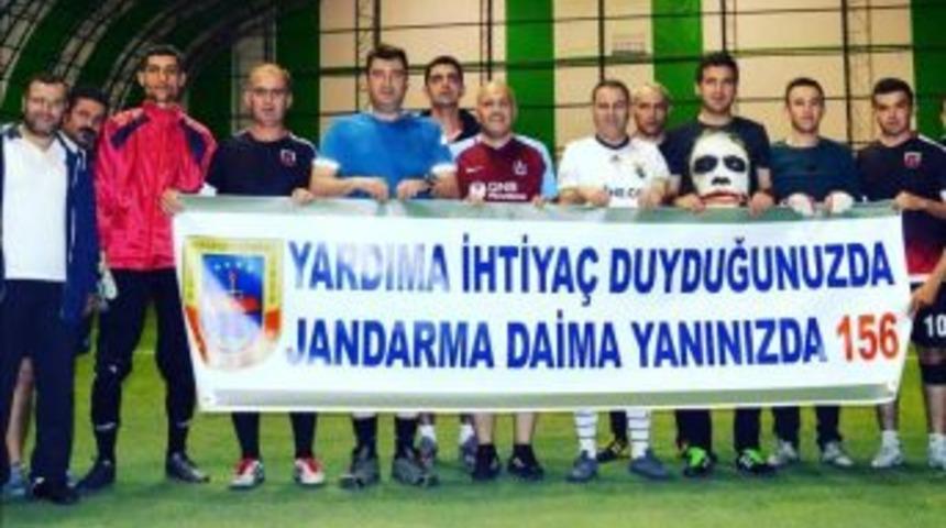 Askerlerle Gazeteciler Arasında Dostluk Ma&ccedil;ı