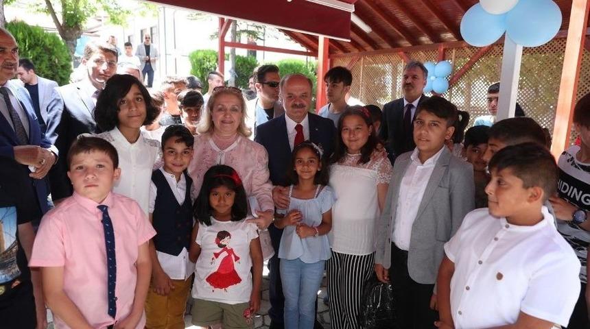 Vali &Ccedil;akacak Huzurevi Sakinleri Ve &Ccedil;ocuklarla Bayramlaştı